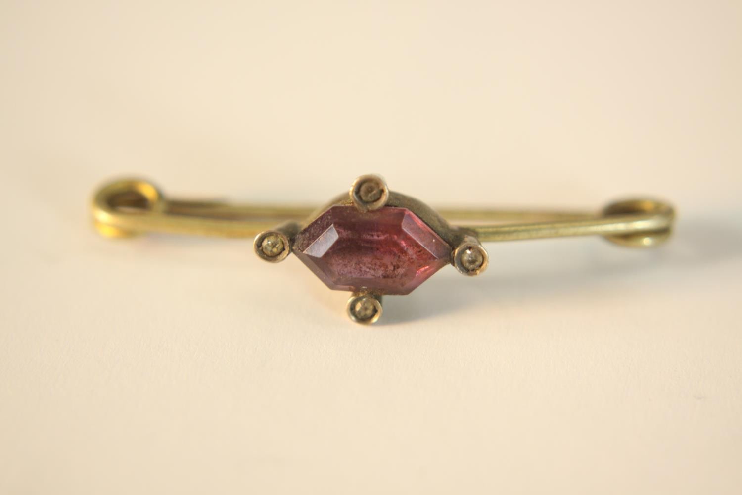 A brass Amethyst paste set bar brooch and fresh water pearl bead in a yellow metal cage. L.4cm ( - Image 8 of 8