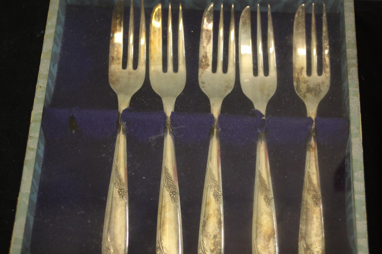 A large assortment of boxed and loose plated flatware. H.26 W.5cm. (largest) - Image 8 of 11