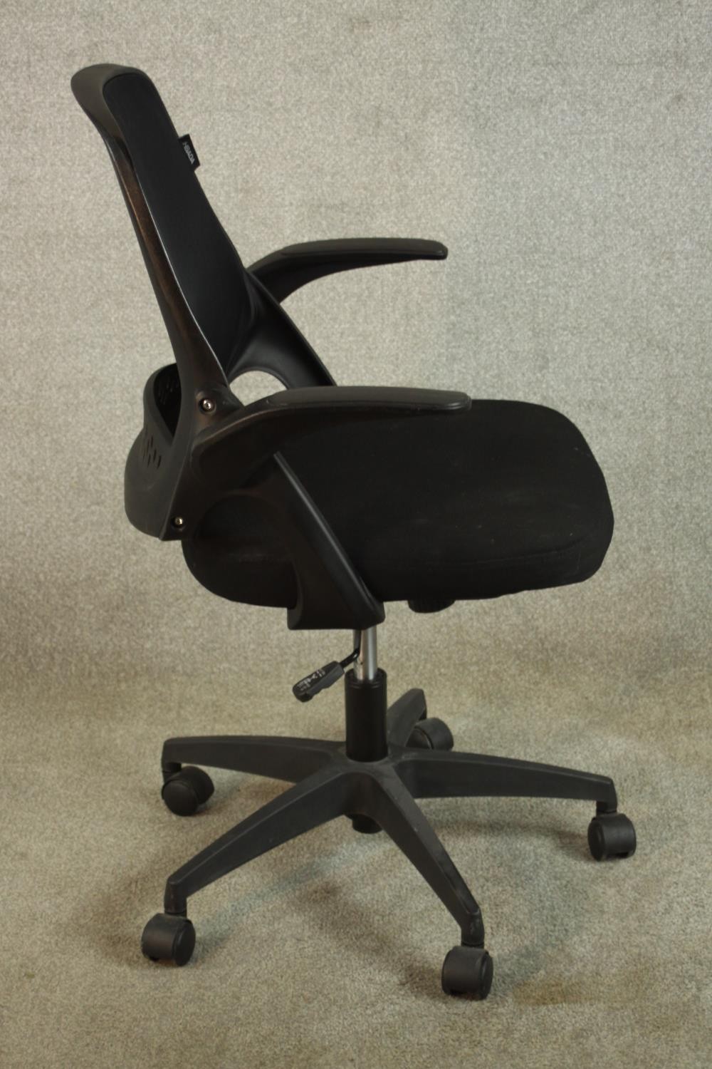 A contemporary Hbada open arm office chair, raised on five splayed supports terminating in casters. - Image 4 of 7