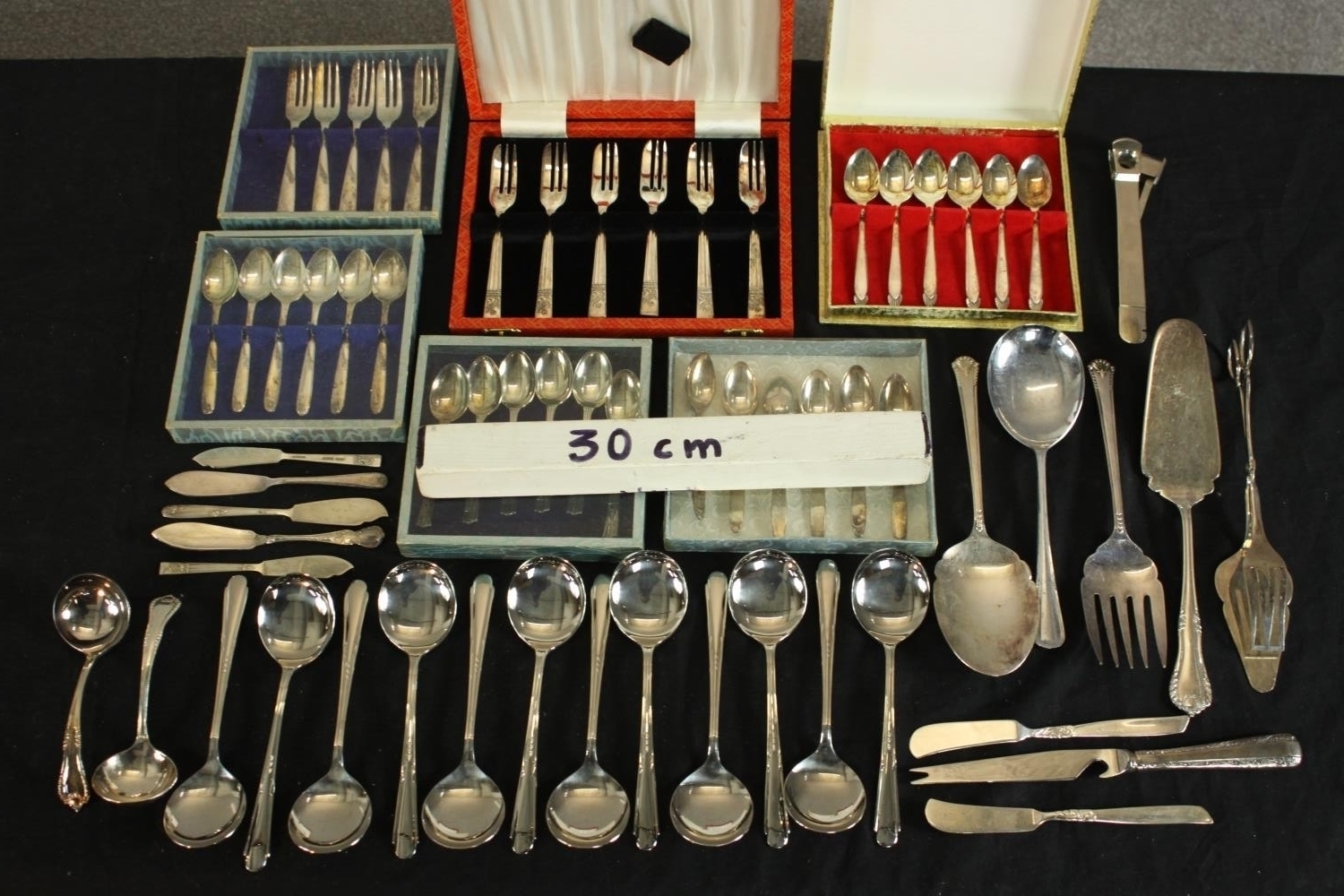 A large assortment of boxed and loose plated flatware. H.26 W.5cm. (largest) - Image 2 of 11