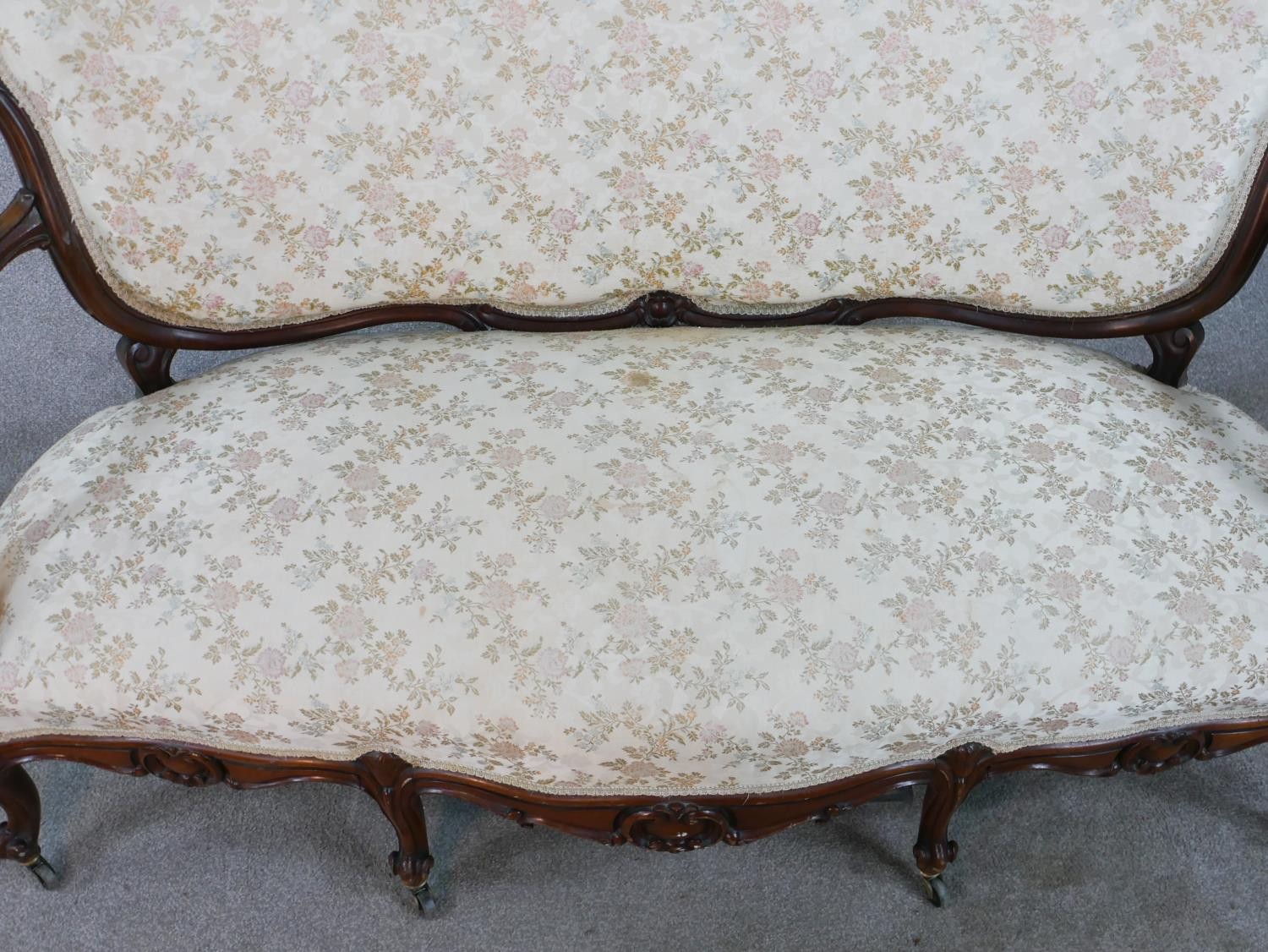 A 20th century French carved mahogany framed open arm settee, upholstered in cream fabric, raised on - Image 2 of 7