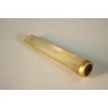 An 18ct yellow gold collared mother of pearl cheroot holder. Hallmarked: 18K, PWG. L.6cm.
