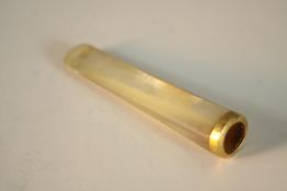 An 18ct yellow gold collared mother of pearl cheroot holder. Hallmarked: 18K, PWG. L.6cm.