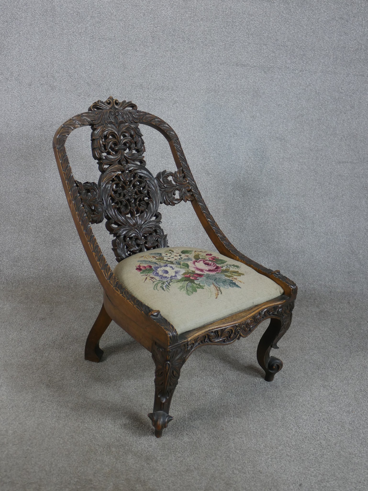 A late 19th/early 20th century Anglo Indian carved hardwood spoon back chair, the pierced splat back - Image 2 of 6