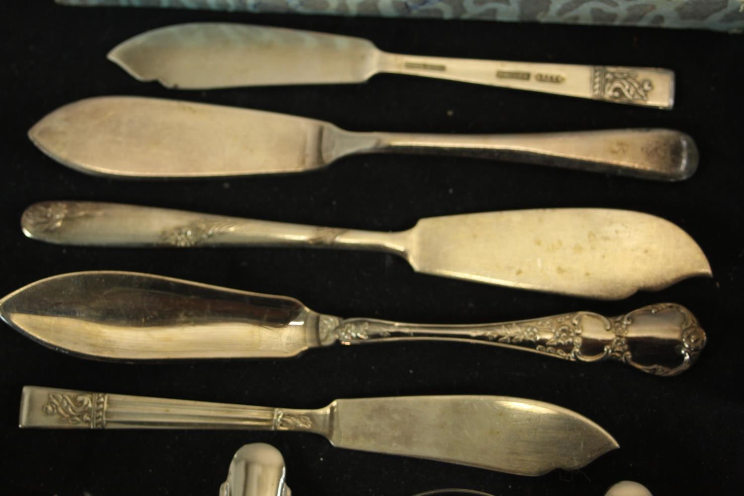 A large assortment of boxed and loose plated flatware. H.26 W.5cm. (largest) - Image 9 of 11