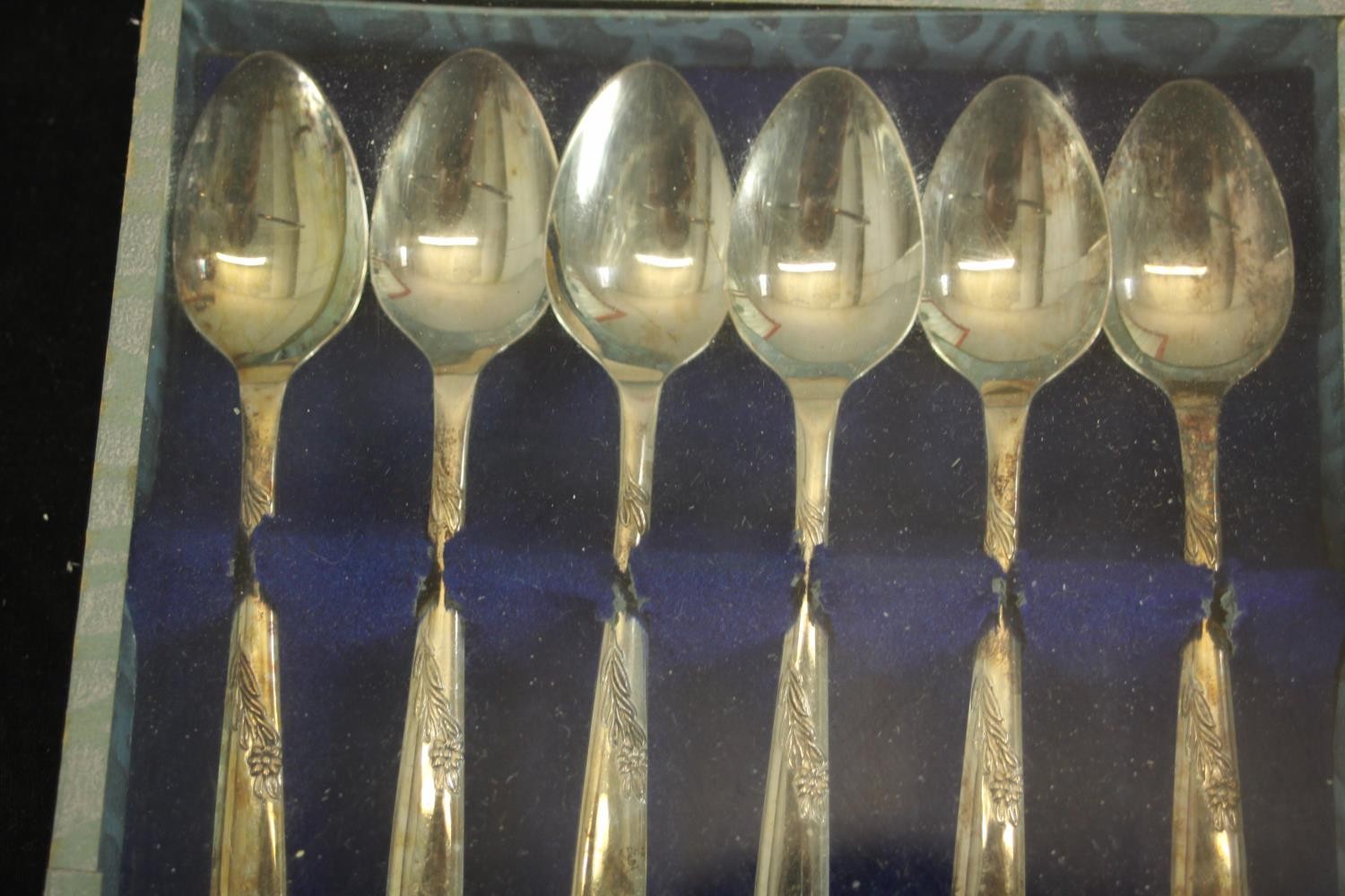 A large assortment of boxed and loose plated flatware. H.26 W.5cm. (largest) - Image 7 of 11