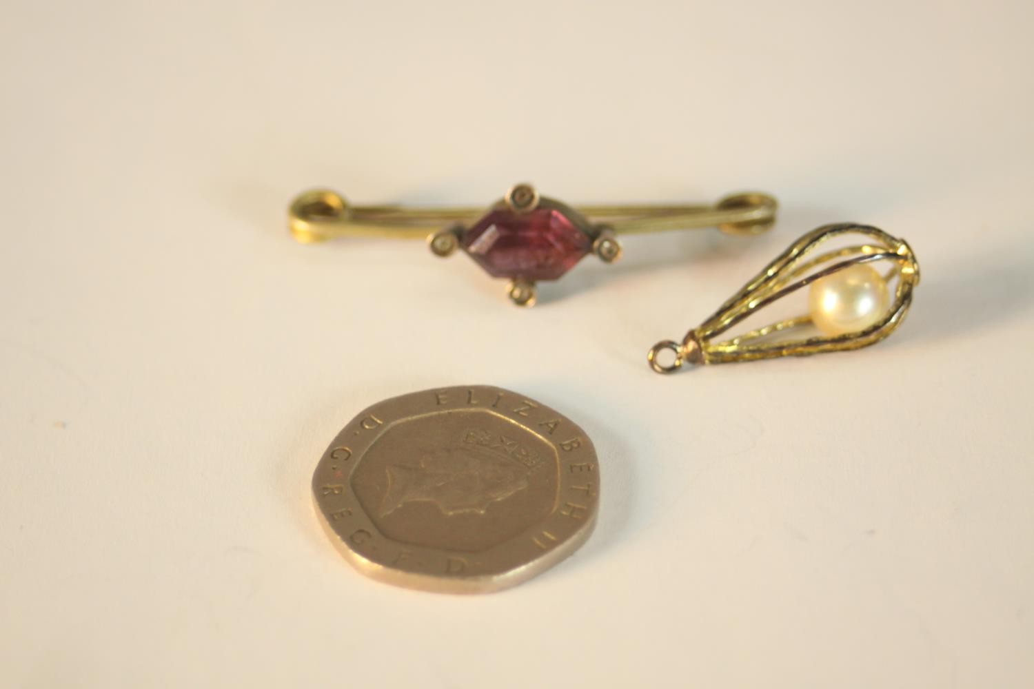 A brass Amethyst paste set bar brooch and fresh water pearl bead in a yellow metal cage. L.4cm ( - Image 2 of 8