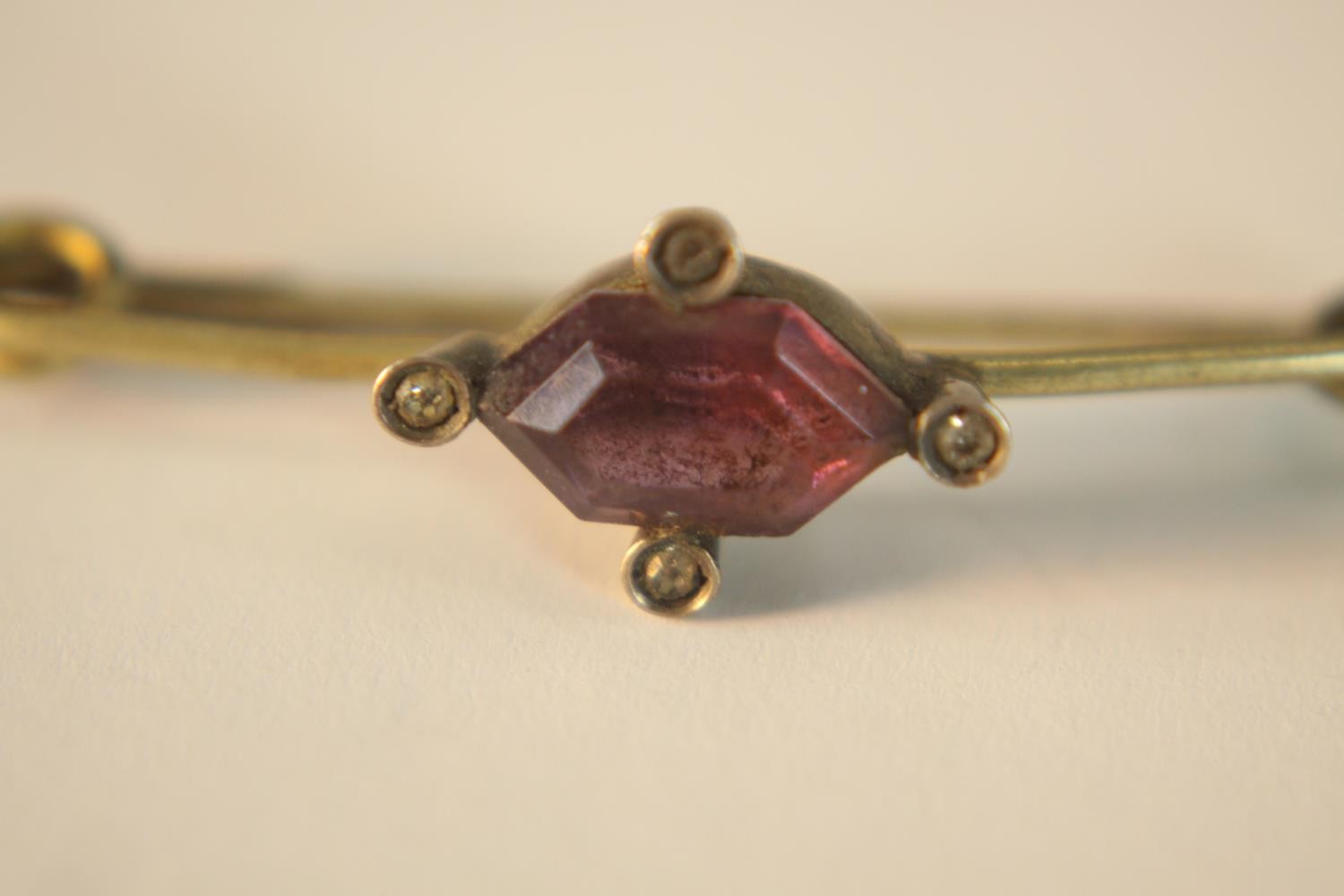 A brass Amethyst paste set bar brooch and fresh water pearl bead in a yellow metal cage. L.4cm ( - Image 7 of 8