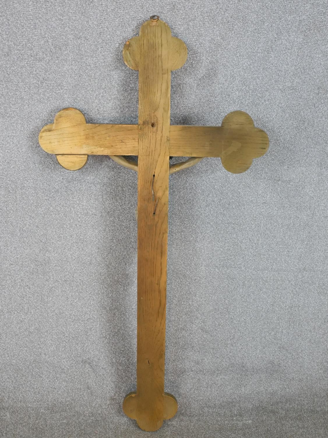 A late 19th/early 20th century oak form crucifix, mounted with a painted carved figure of Jesus - Image 4 of 4