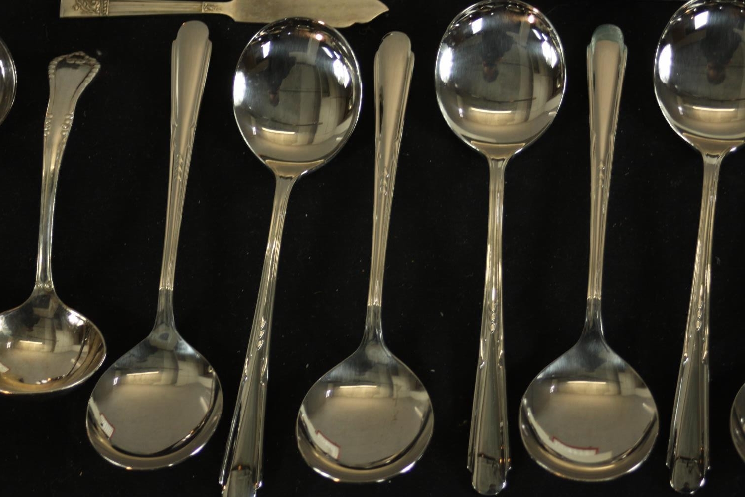 A large assortment of boxed and loose plated flatware. H.26 W.5cm. (largest) - Image 3 of 11