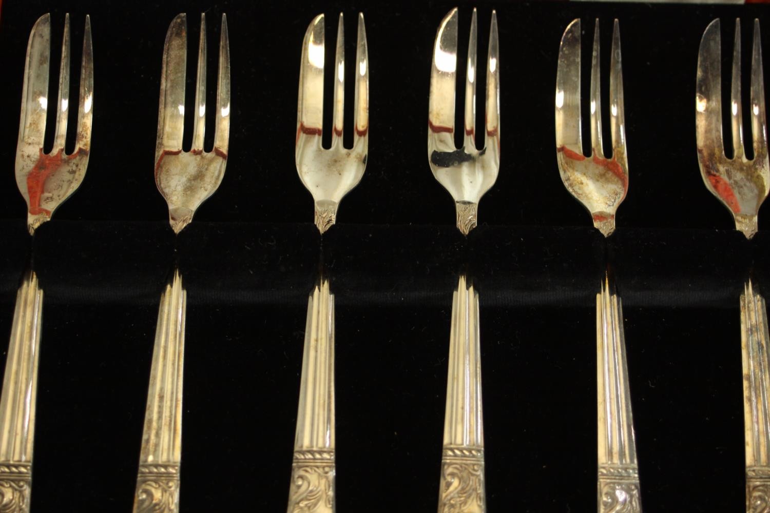 A large assortment of boxed and loose plated flatware. H.26 W.5cm. (largest) - Image 6 of 11