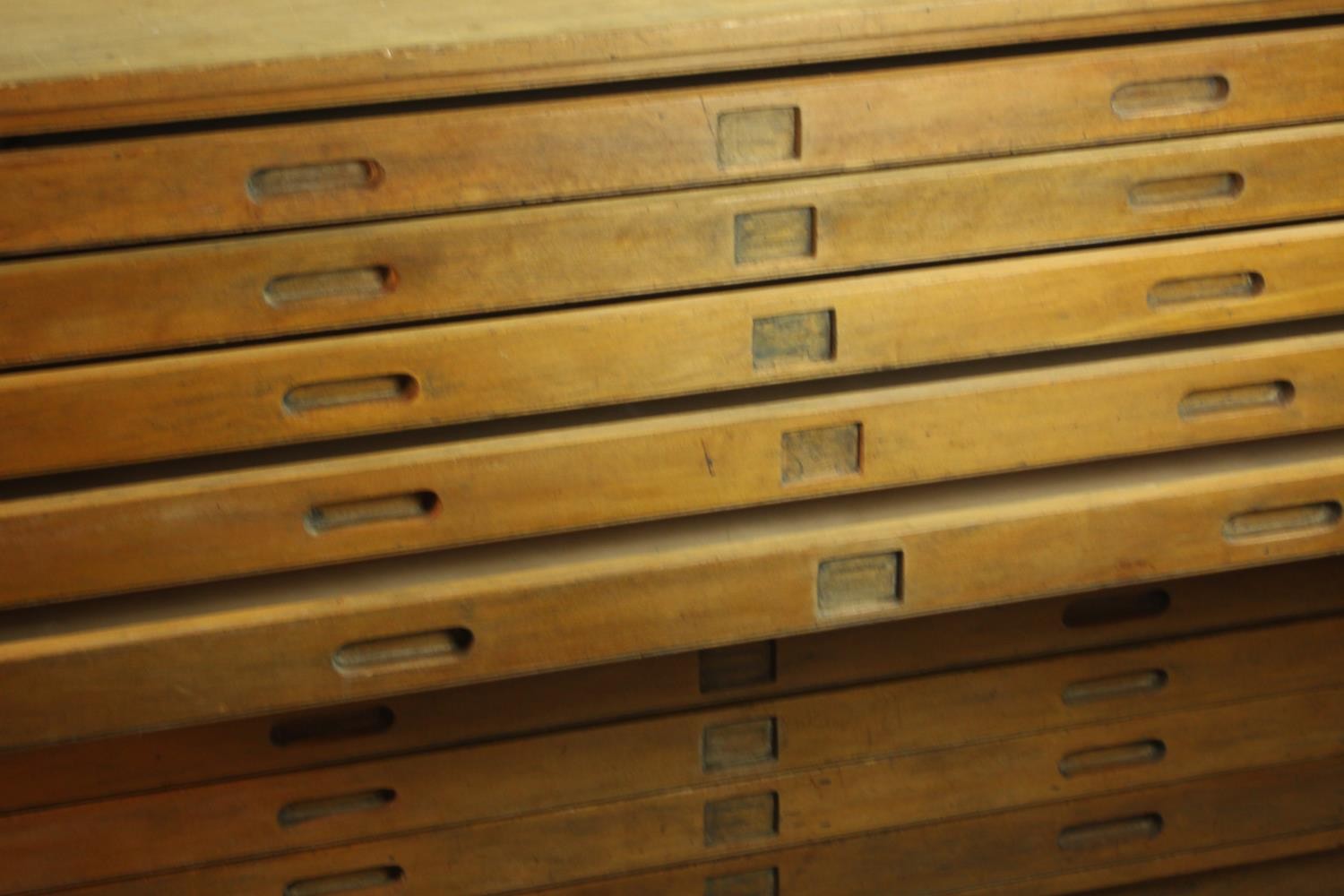 An early 20th century beech ten drawer plan chest, each with incised handles. H.92 W.148 D.90cm. - Image 6 of 8