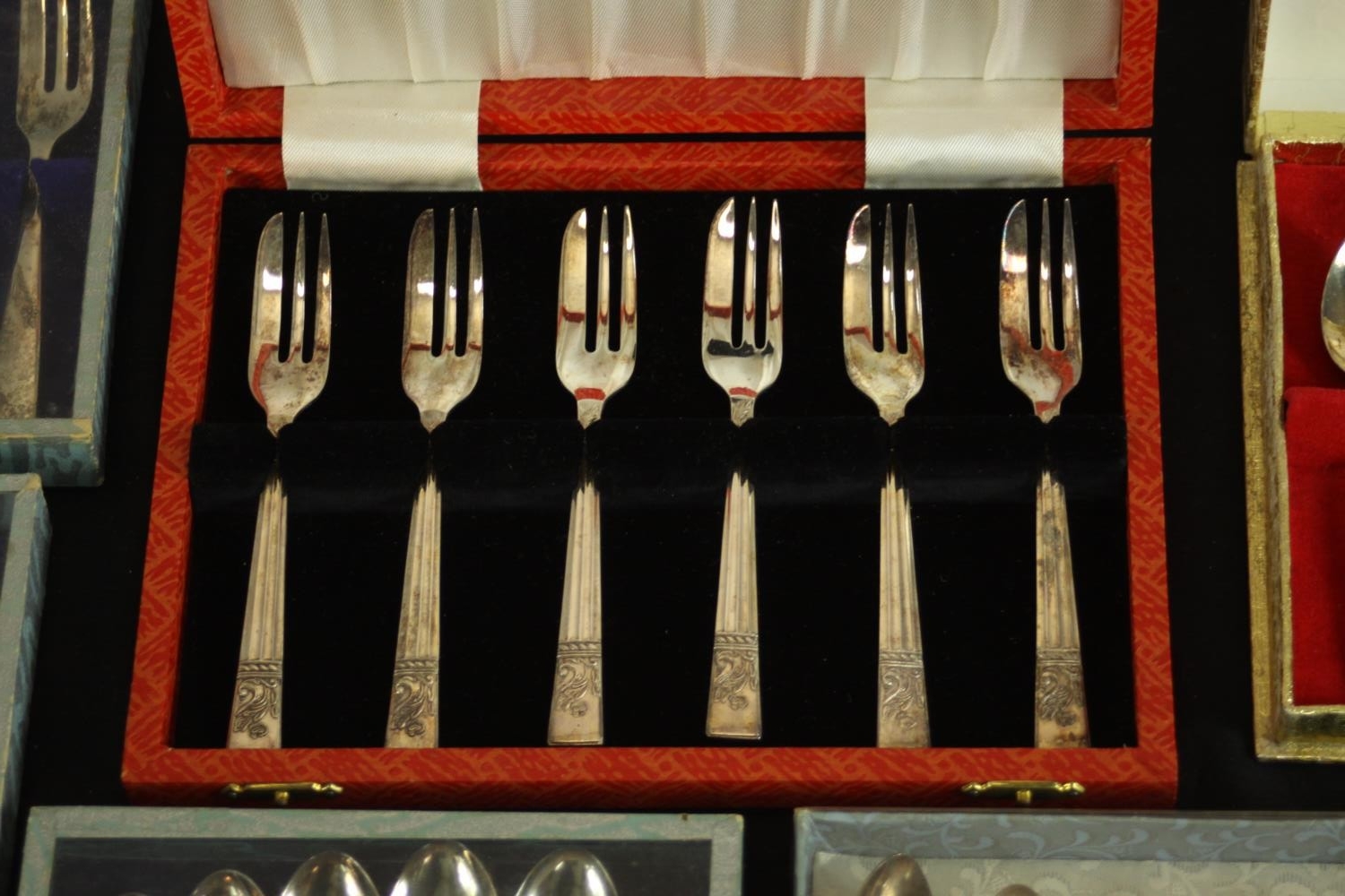 A large assortment of boxed and loose plated flatware. H.26 W.5cm. (largest) - Image 5 of 11