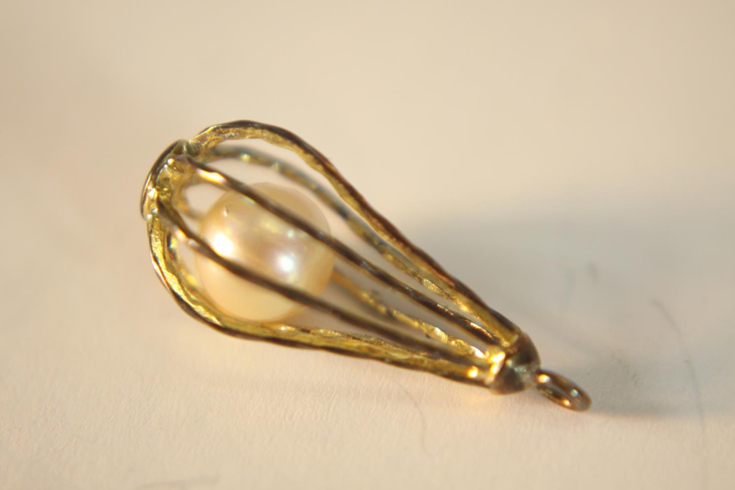 A brass Amethyst paste set bar brooch and fresh water pearl bead in a yellow metal cage. L.4cm ( - Image 5 of 8