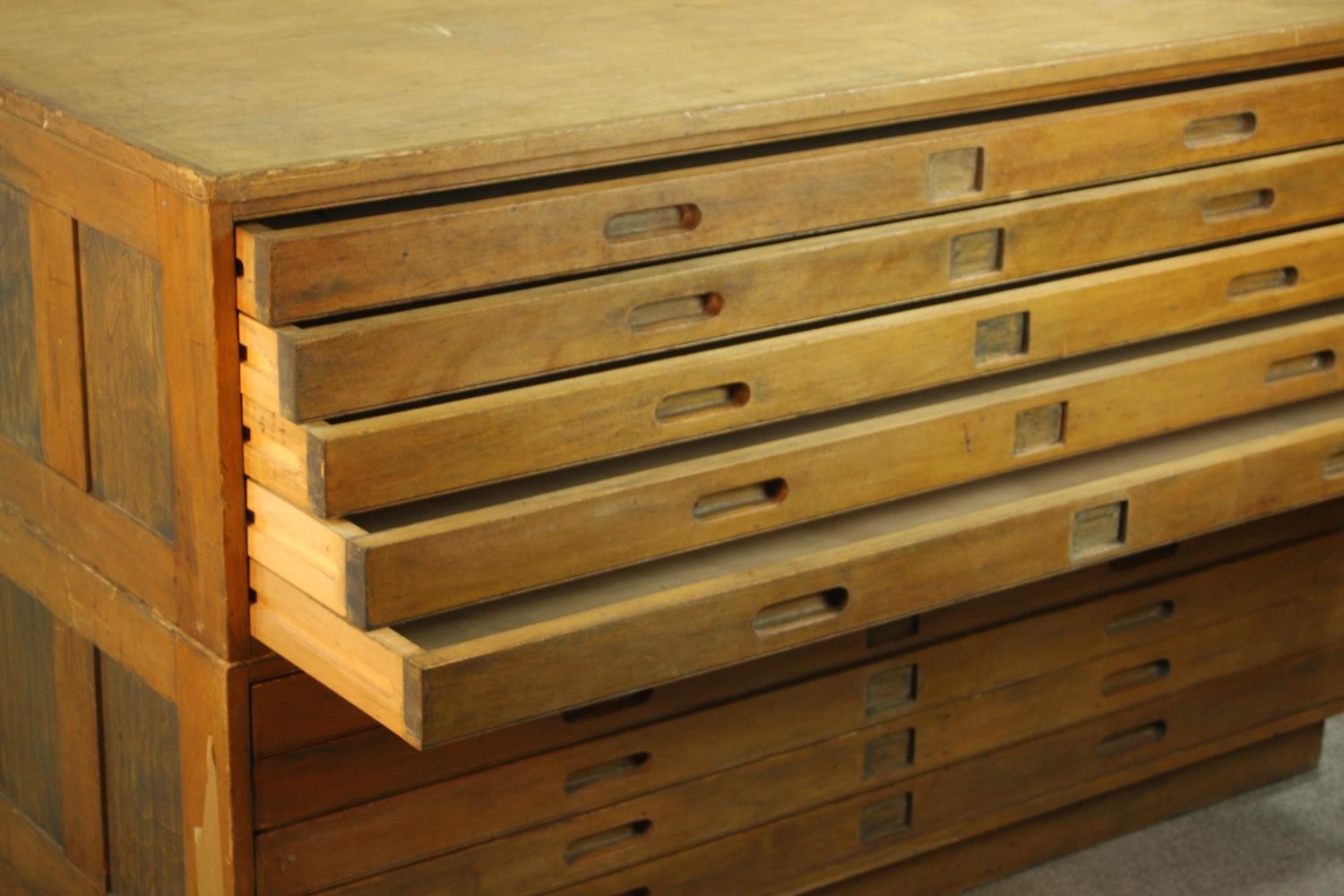 An early 20th century beech ten drawer plan chest, each with incised handles. H.92 W.148 D.90cm. - Image 5 of 8