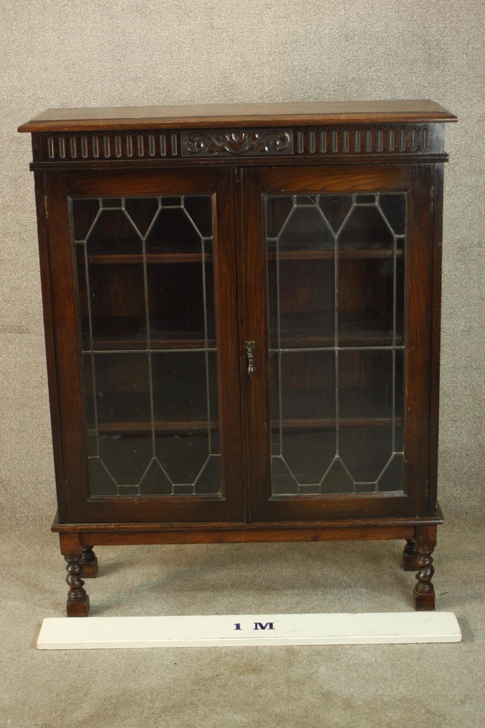 An early 20th century carved oak twin door leaded glass display cabinet, raised on turned supports - Image 2 of 9