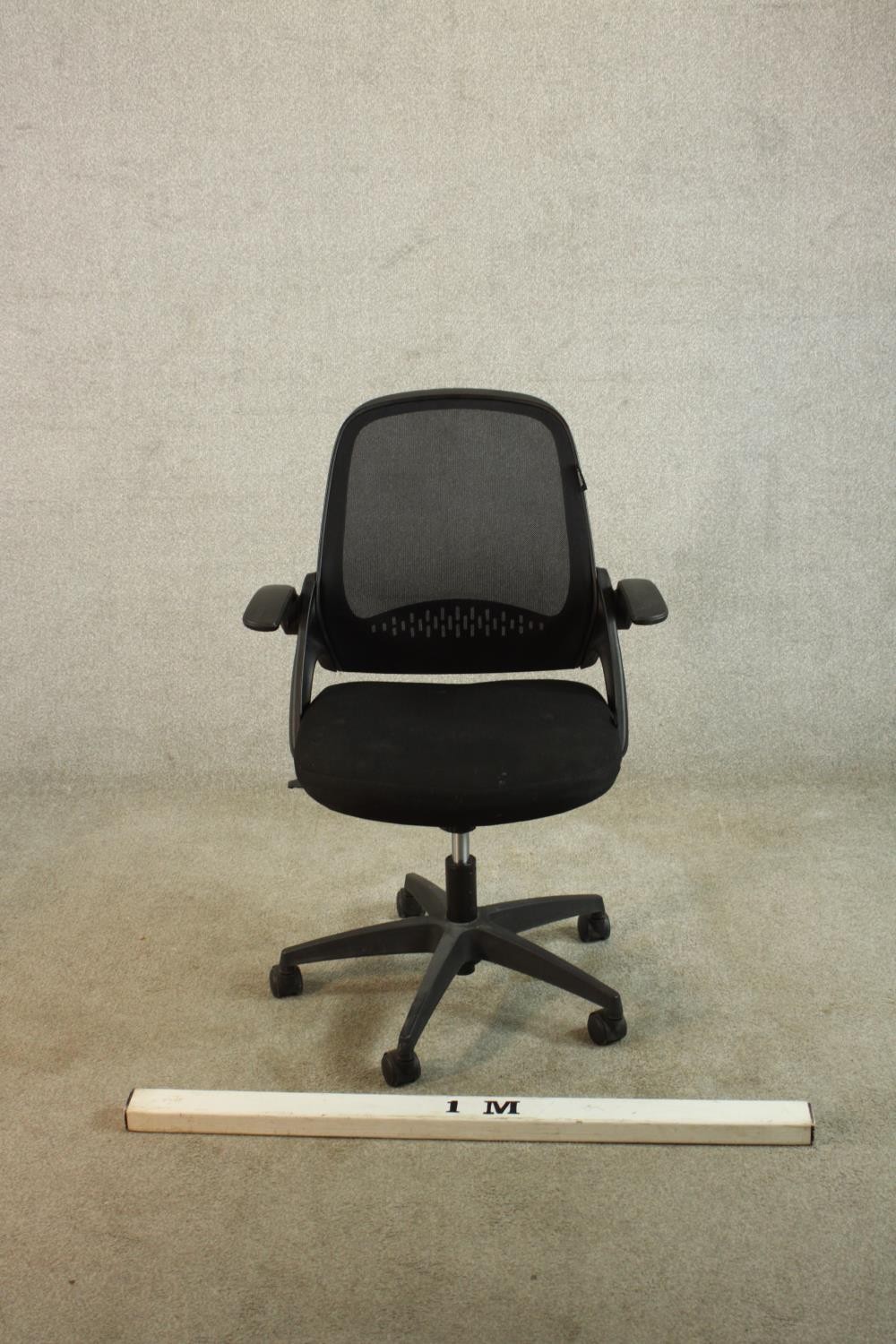 A contemporary Hbada open arm office chair, raised on five splayed supports terminating in casters. - Image 2 of 7
