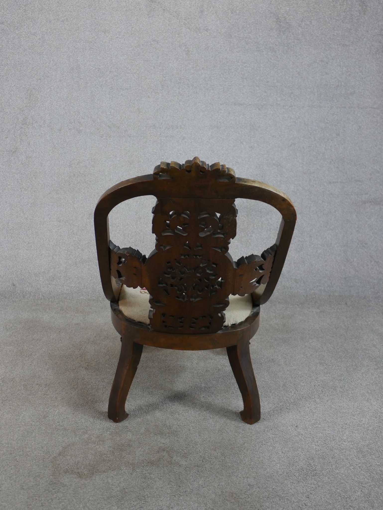 A late 19th/early 20th century Anglo Indian carved hardwood spoon back chair, the pierced splat back - Image 6 of 6