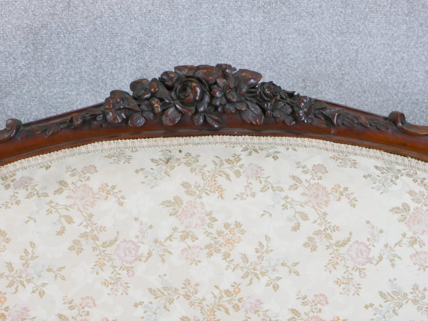 A 20th century French carved mahogany framed open arm settee, upholstered in cream fabric, raised on - Image 4 of 7