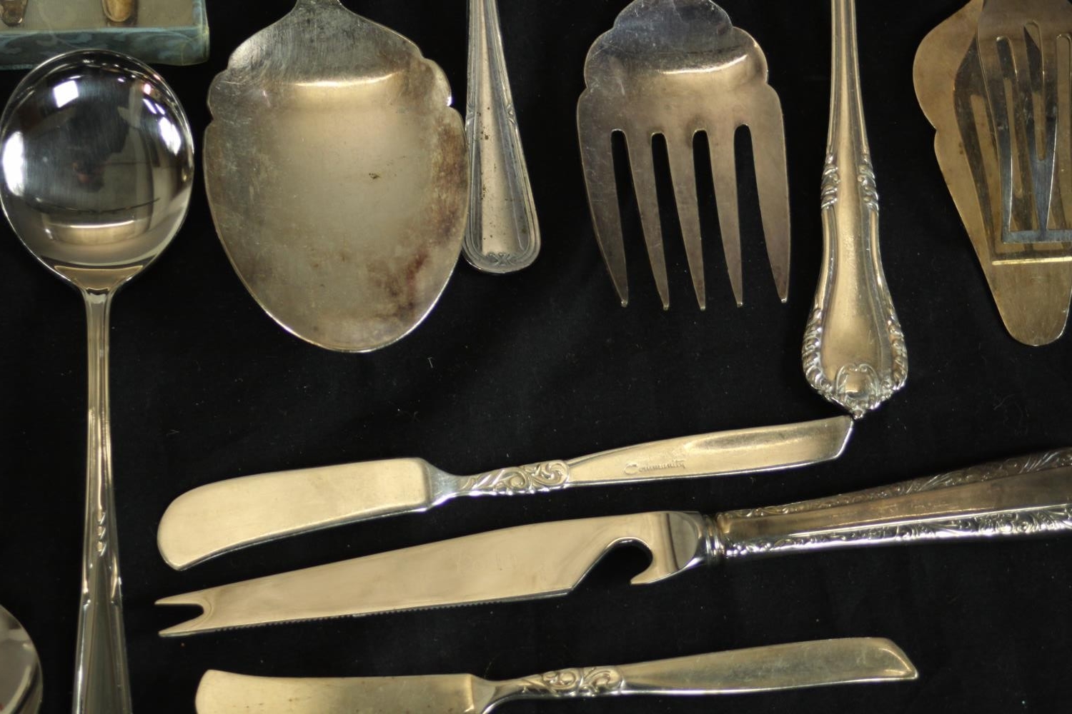 A large assortment of boxed and loose plated flatware. H.26 W.5cm. (largest) - Image 4 of 11