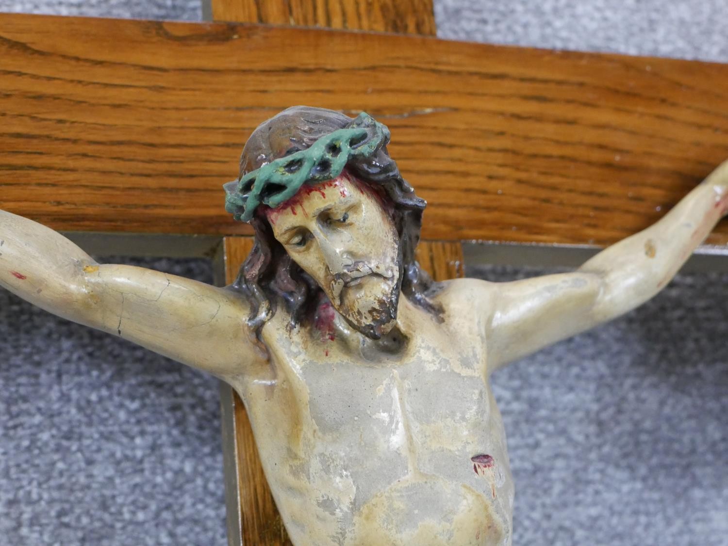 A late 19th/early 20th century oak form crucifix, mounted with a painted carved figure of Jesus - Image 3 of 4
