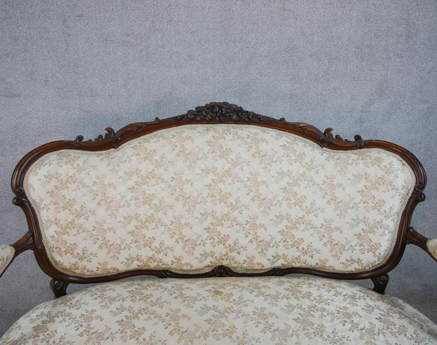 A 20th century French carved mahogany framed open arm settee, upholstered in cream fabric, raised on - Image 3 of 7