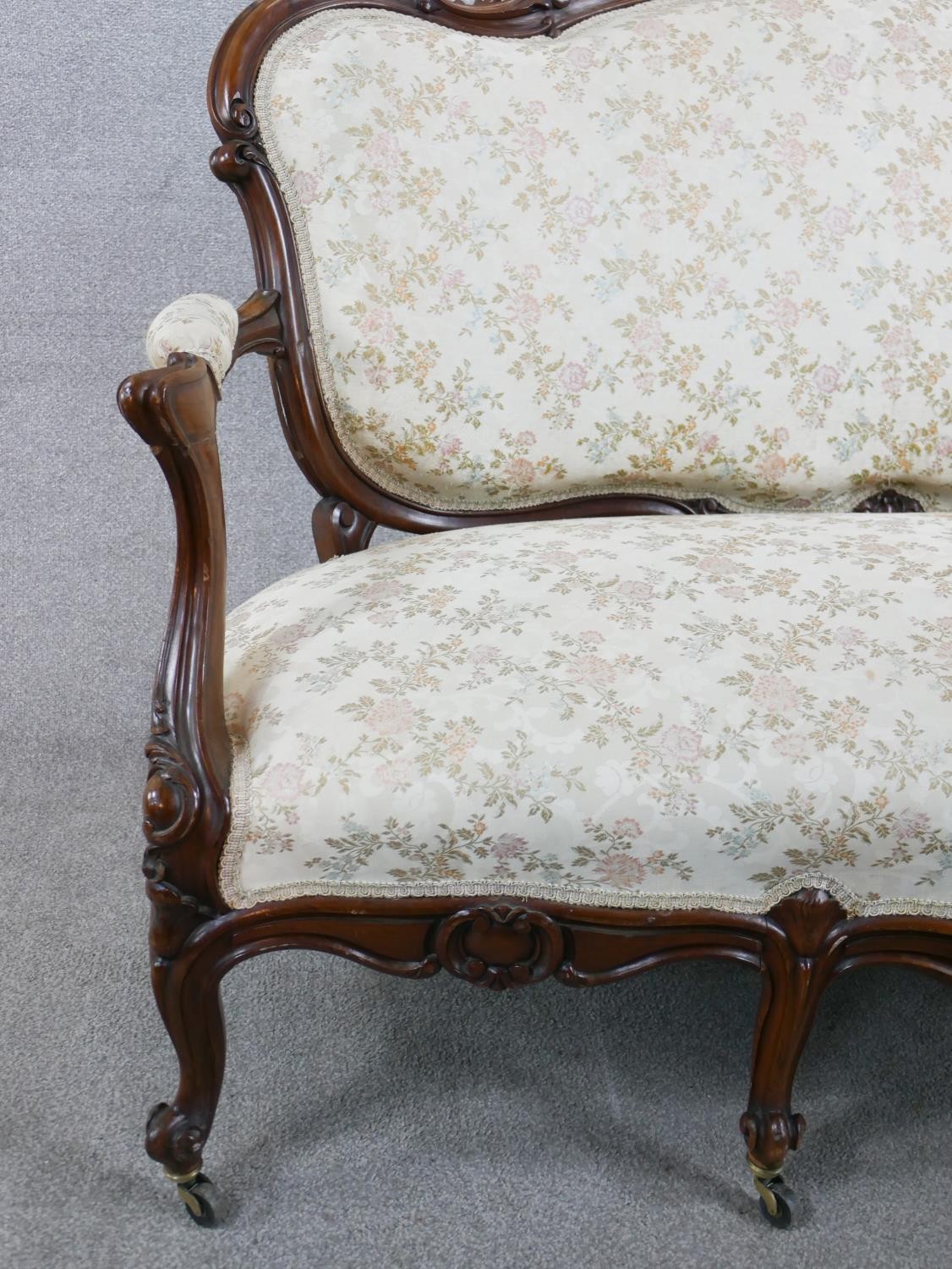 A 20th century French carved mahogany framed open arm settee, upholstered in cream fabric, raised on - Image 5 of 7