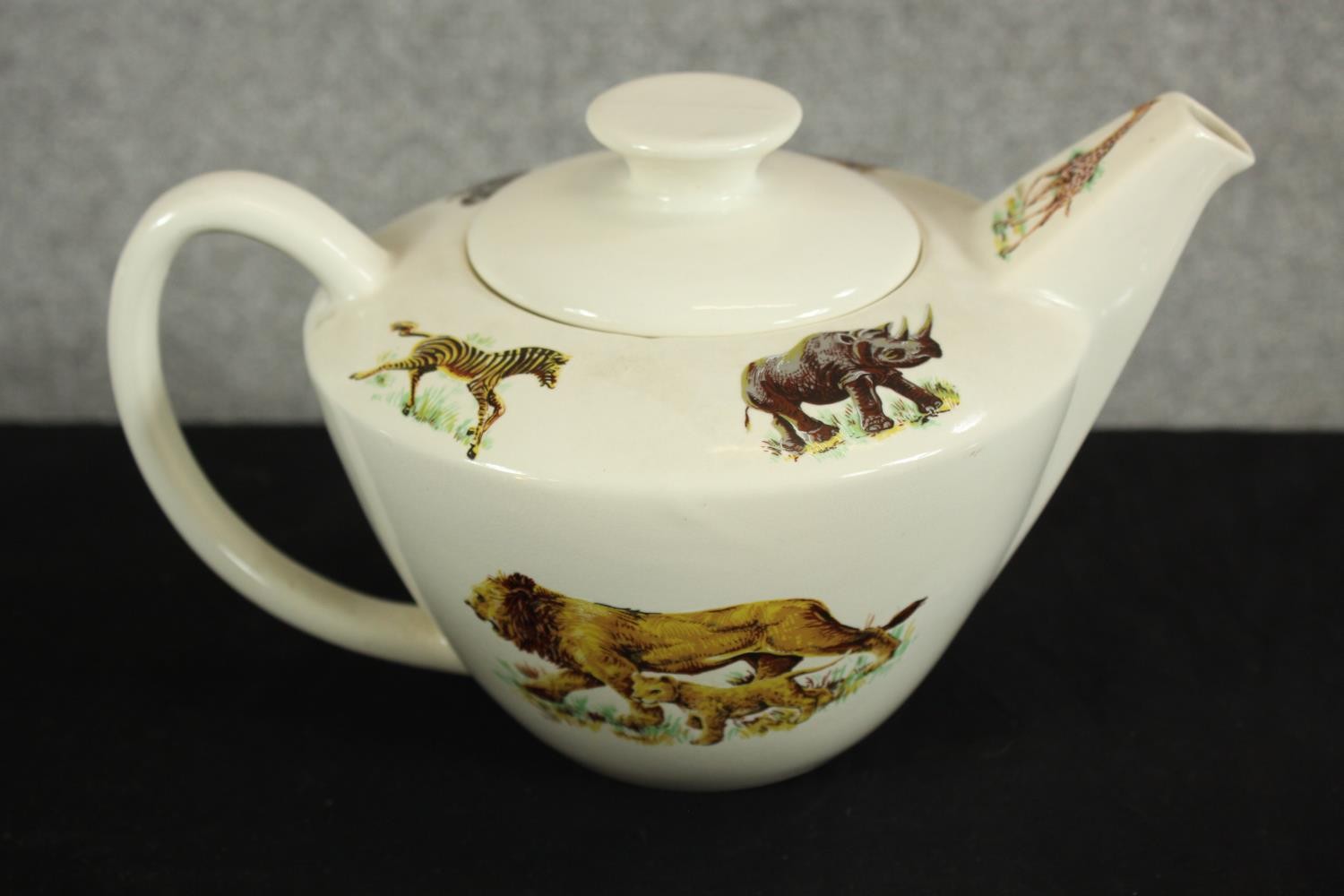 A mid 20th century Kenyan porcelain part tea set to include cups, saucers, milk jug, lidded sugar - Image 8 of 9