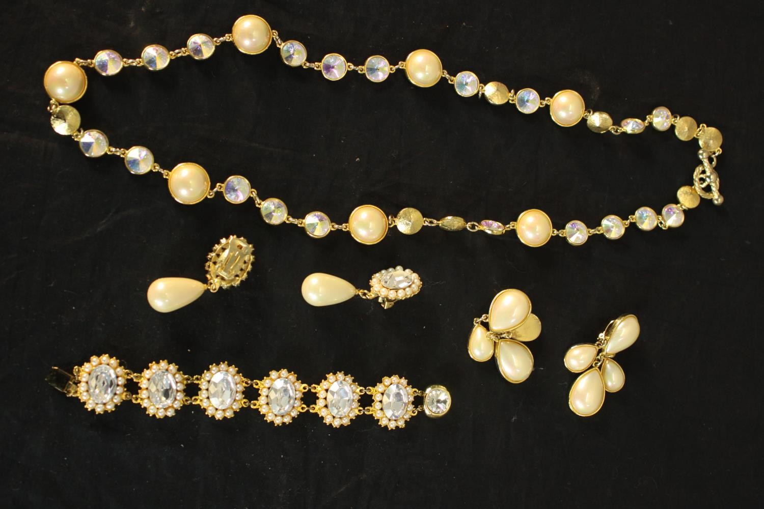 A collection of Swarovski and faux pearl costume jewellery, including a Sarah Booth crystal set oval - Image 8 of 11