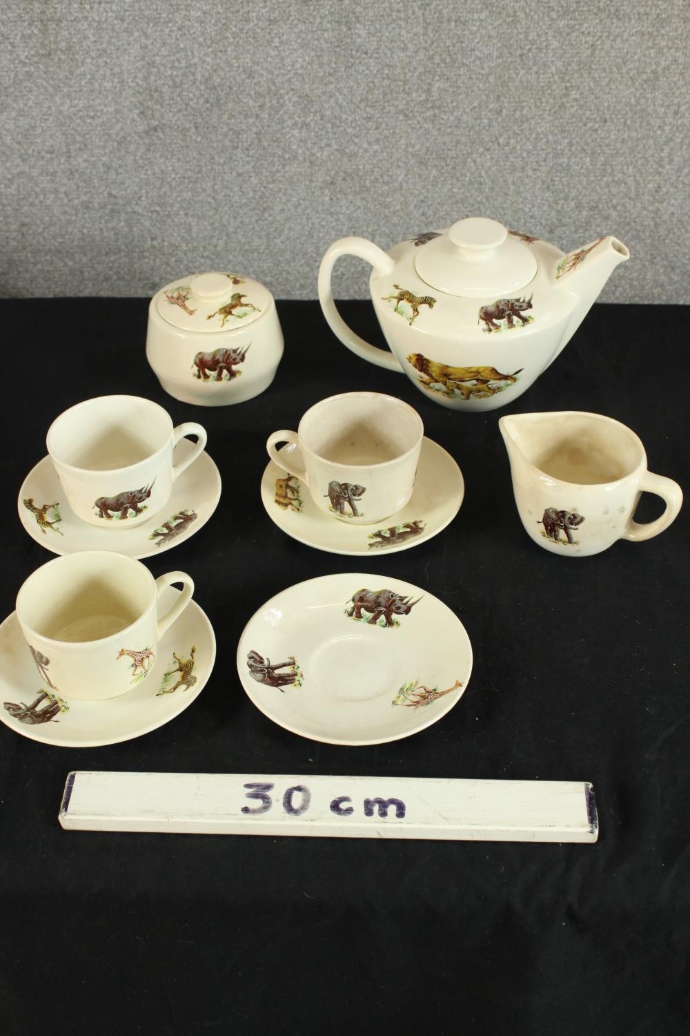 A mid 20th century Kenyan porcelain part tea set to include cups, saucers, milk jug, lidded sugar - Image 2 of 9