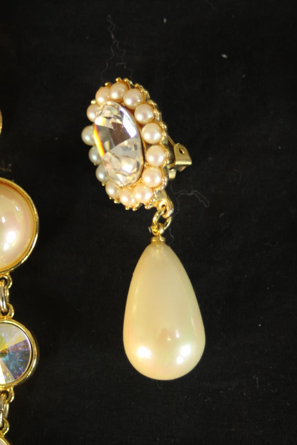 A collection of Swarovski and faux pearl costume jewellery, including a Sarah Booth crystal set oval - Image 7 of 11