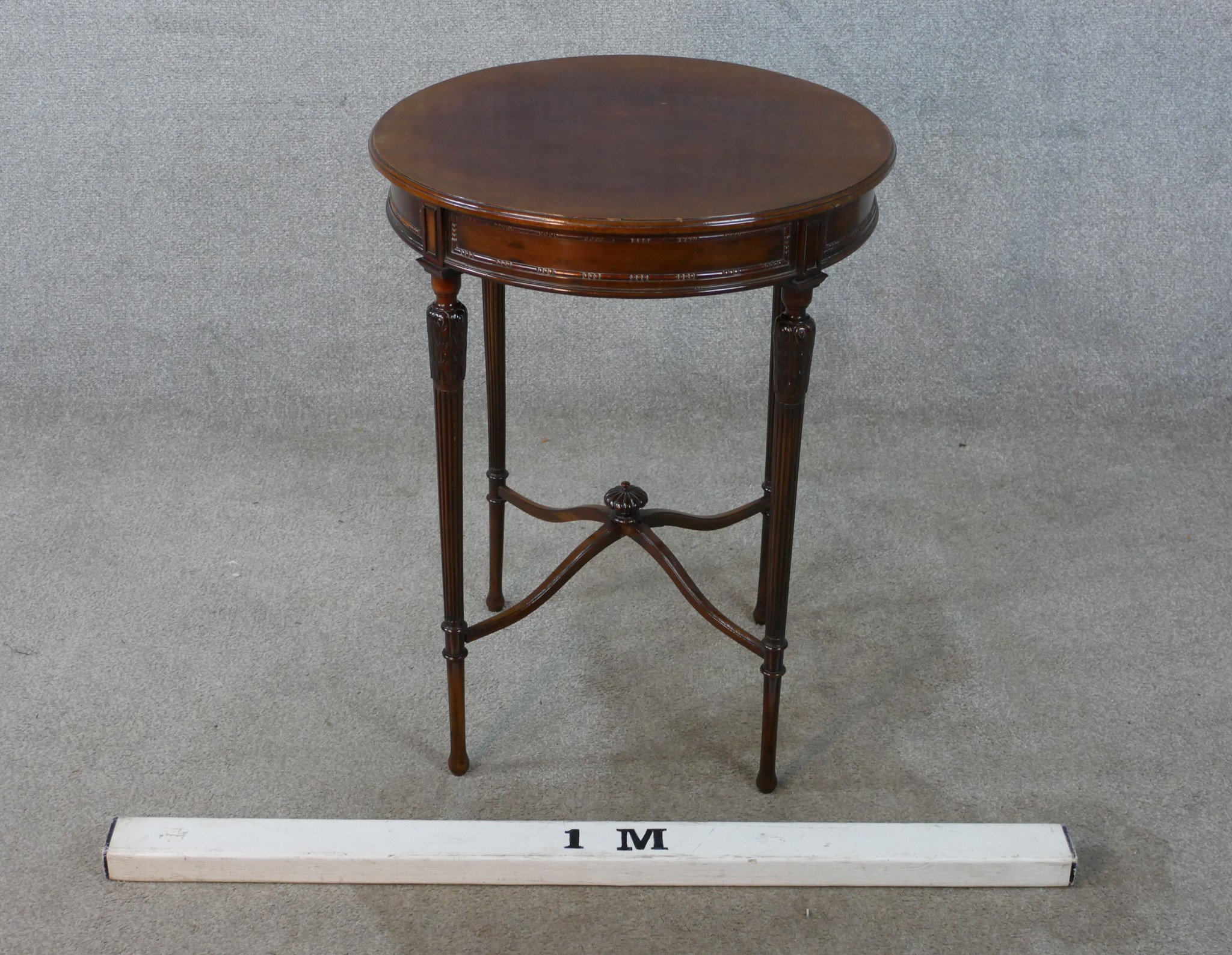 An early 20th century Neo Classical style mahogany circular table, raised on carved and fluted - Image 3 of 7