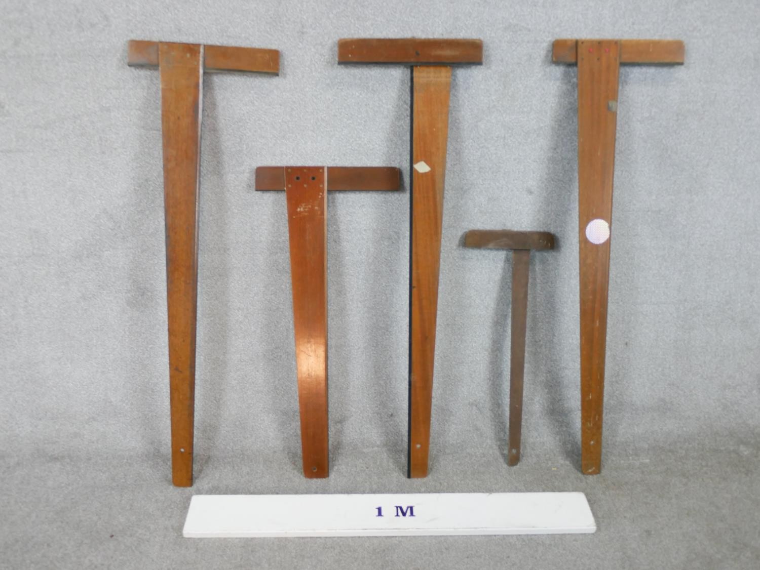 Five assorted 20th century mahogany draughtsman's T-squares. L.113cm (largest) - Image 2 of 3