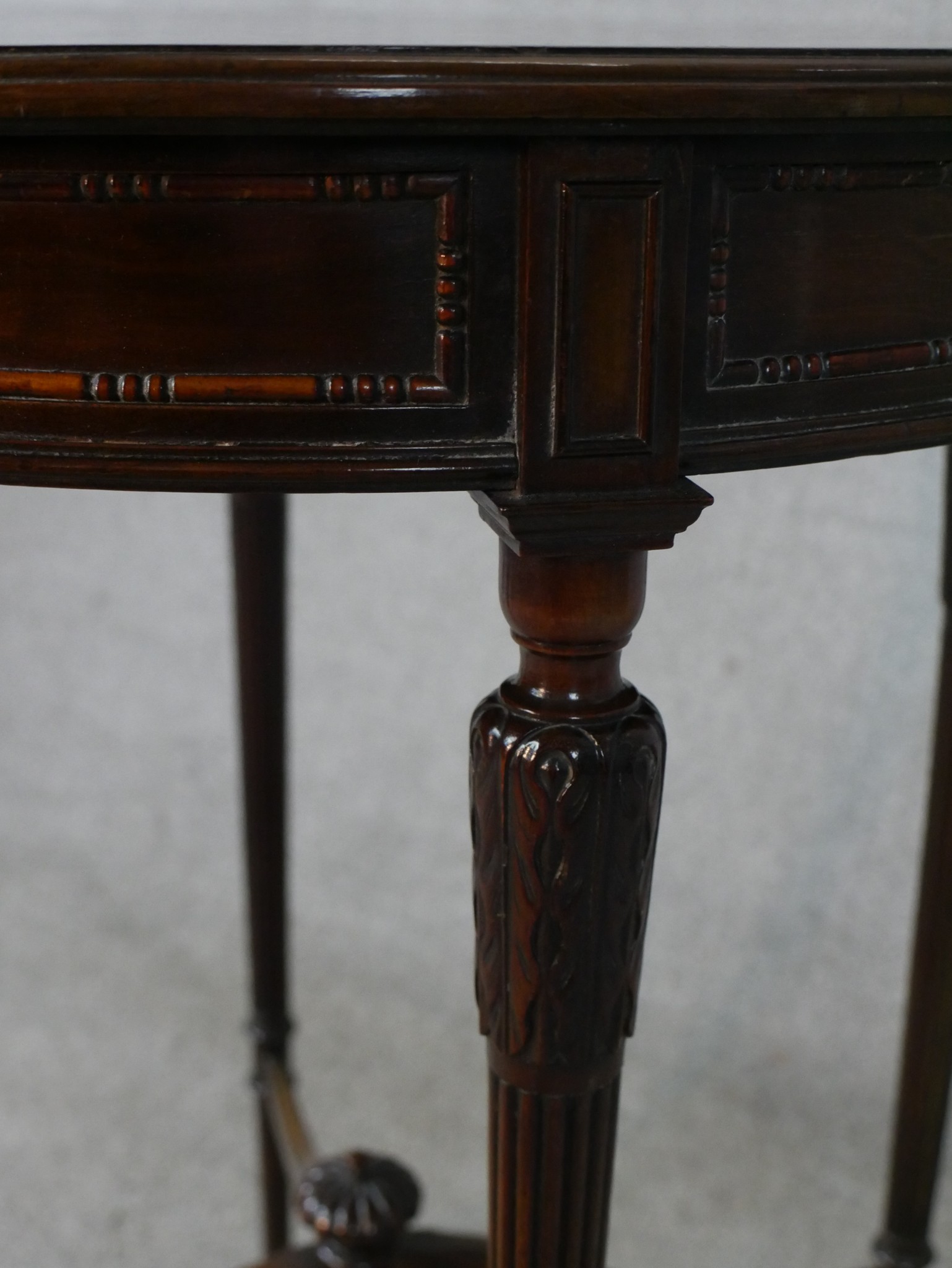 An early 20th century Neo Classical style mahogany circular table, raised on carved and fluted - Image 5 of 7