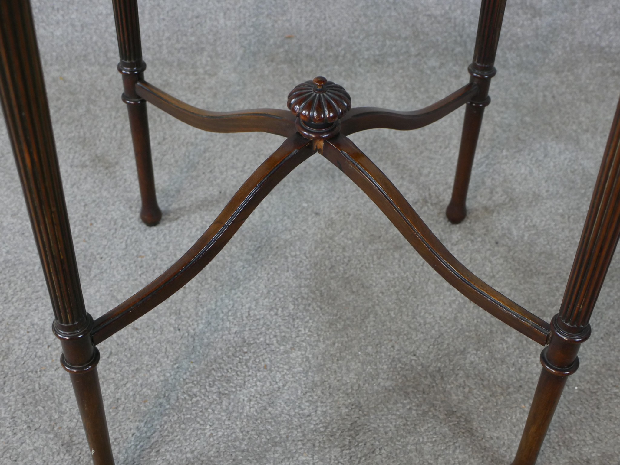 An early 20th century Neo Classical style mahogany circular table, raised on carved and fluted - Image 4 of 7