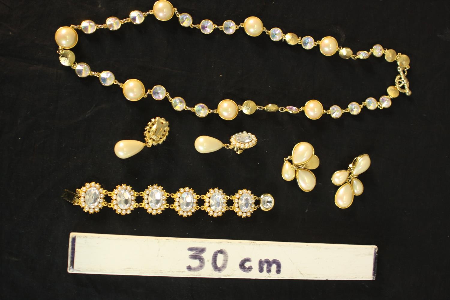 A collection of Swarovski and faux pearl costume jewellery, including a Sarah Booth crystal set oval - Image 9 of 11