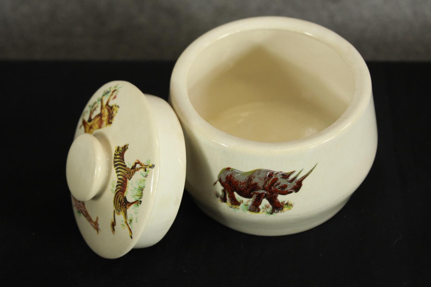 A mid 20th century Kenyan porcelain part tea set to include cups, saucers, milk jug, lidded sugar - Image 6 of 9