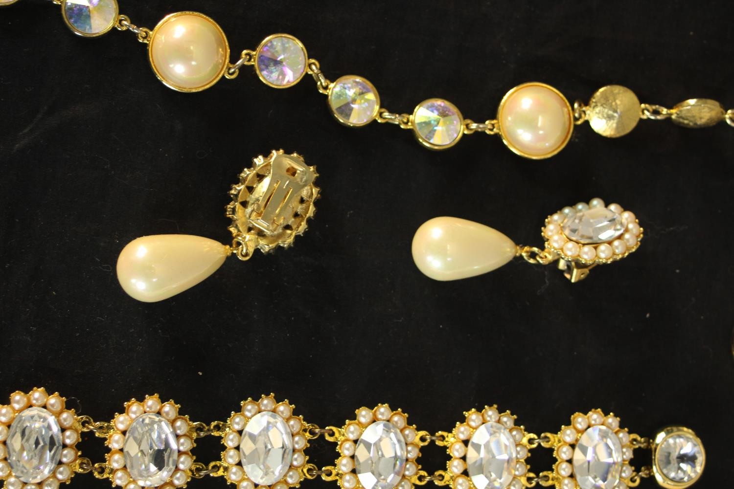 A collection of Swarovski and faux pearl costume jewellery, including a Sarah Booth crystal set oval - Image 10 of 11