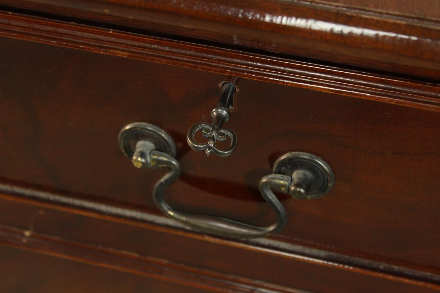 A contemporary Georgian style mahogany effect two drawer filing cabinet raised on plinth base and - Image 8 of 8