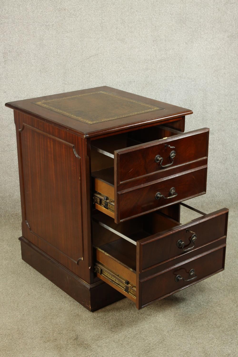 A contemporary Georgian style mahogany effect two drawer filing cabinet raised on plinth base and - Image 4 of 8