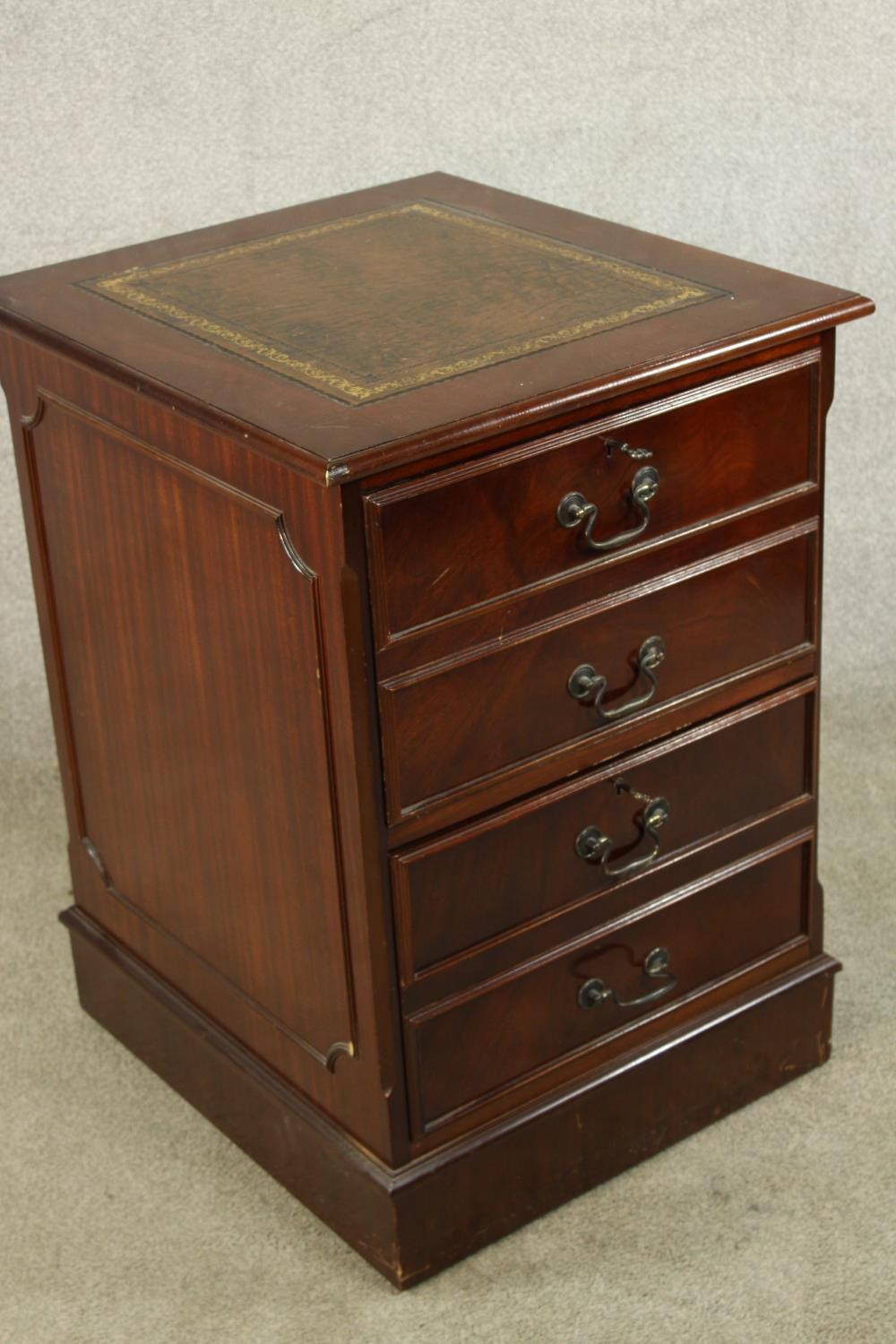 A contemporary Georgian style mahogany effect two drawer filing cabinet raised on plinth base and - Image 3 of 8