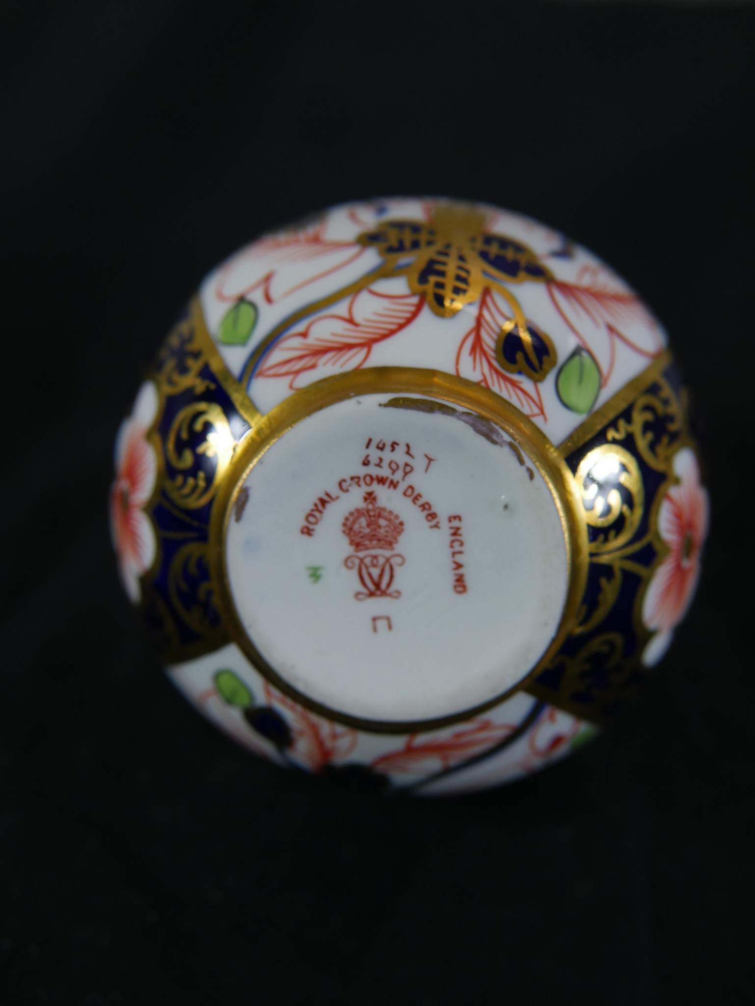 Four pieces of English porcelain comprising of a Royal Crown Derby Imari porcelain miniature vase, a - Image 6 of 11