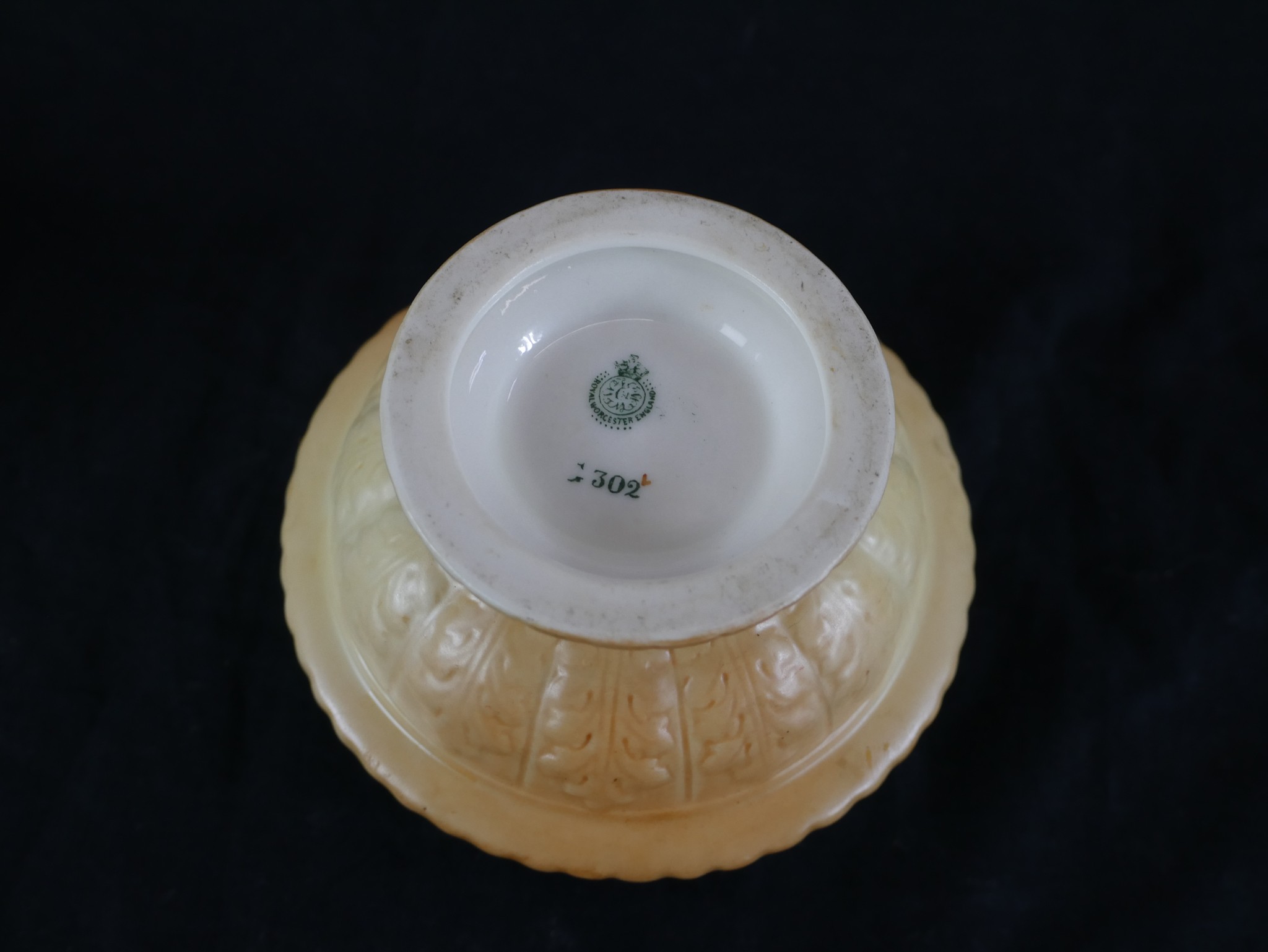 Four pieces of English porcelain comprising of a Royal Crown Derby Imari porcelain miniature vase, a - Image 9 of 11