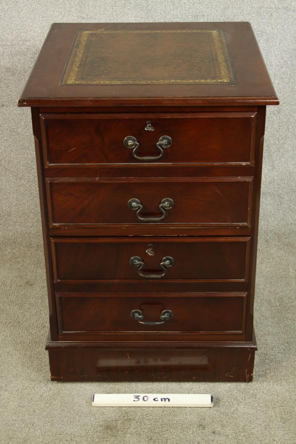 A contemporary Georgian style mahogany effect two drawer filing cabinet raised on plinth base and - Image 2 of 8