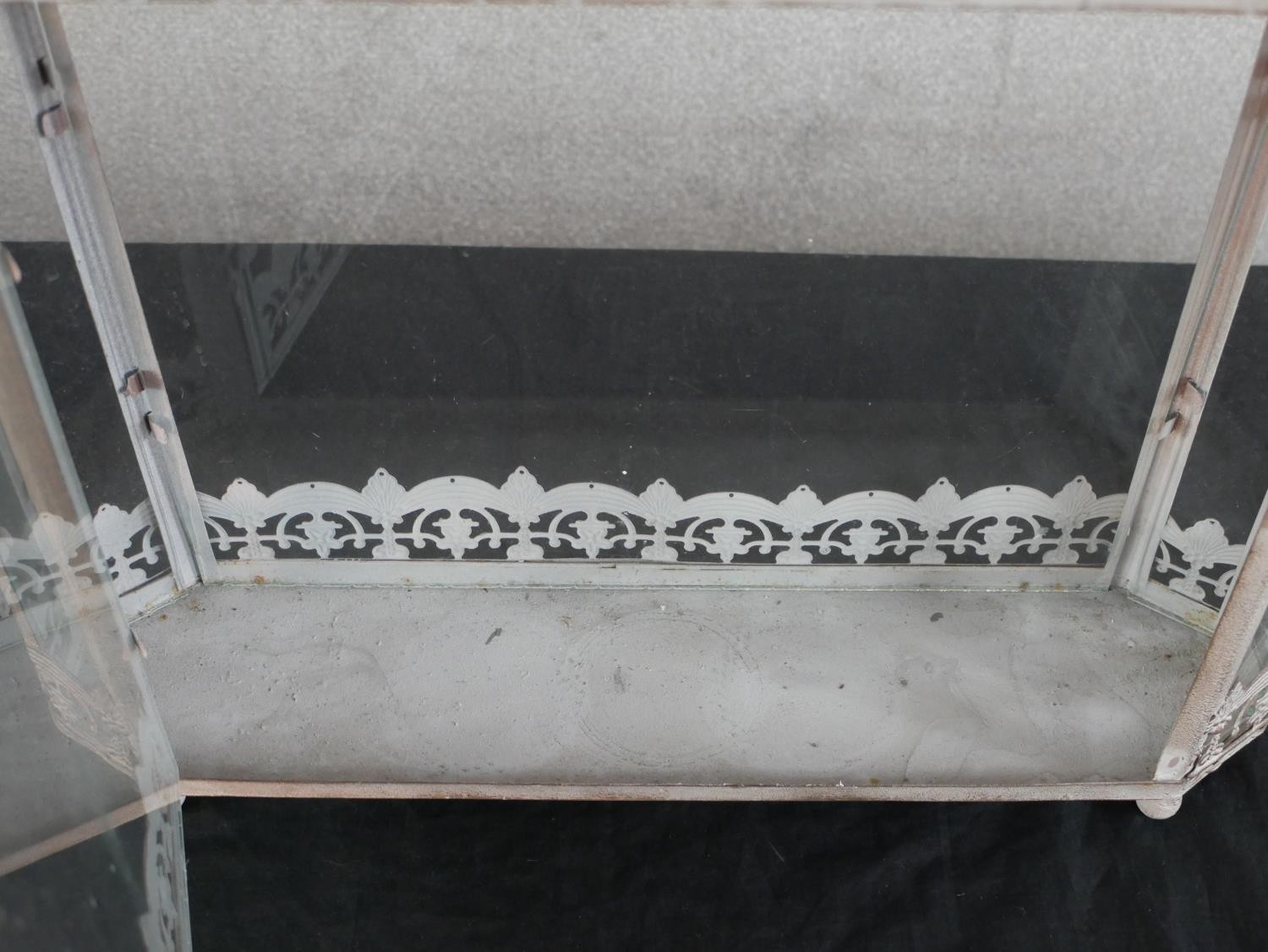 A contemporary painted metal and glass storm lantern, with carrying handle. H.51 W.48 D.13cm - Image 3 of 5