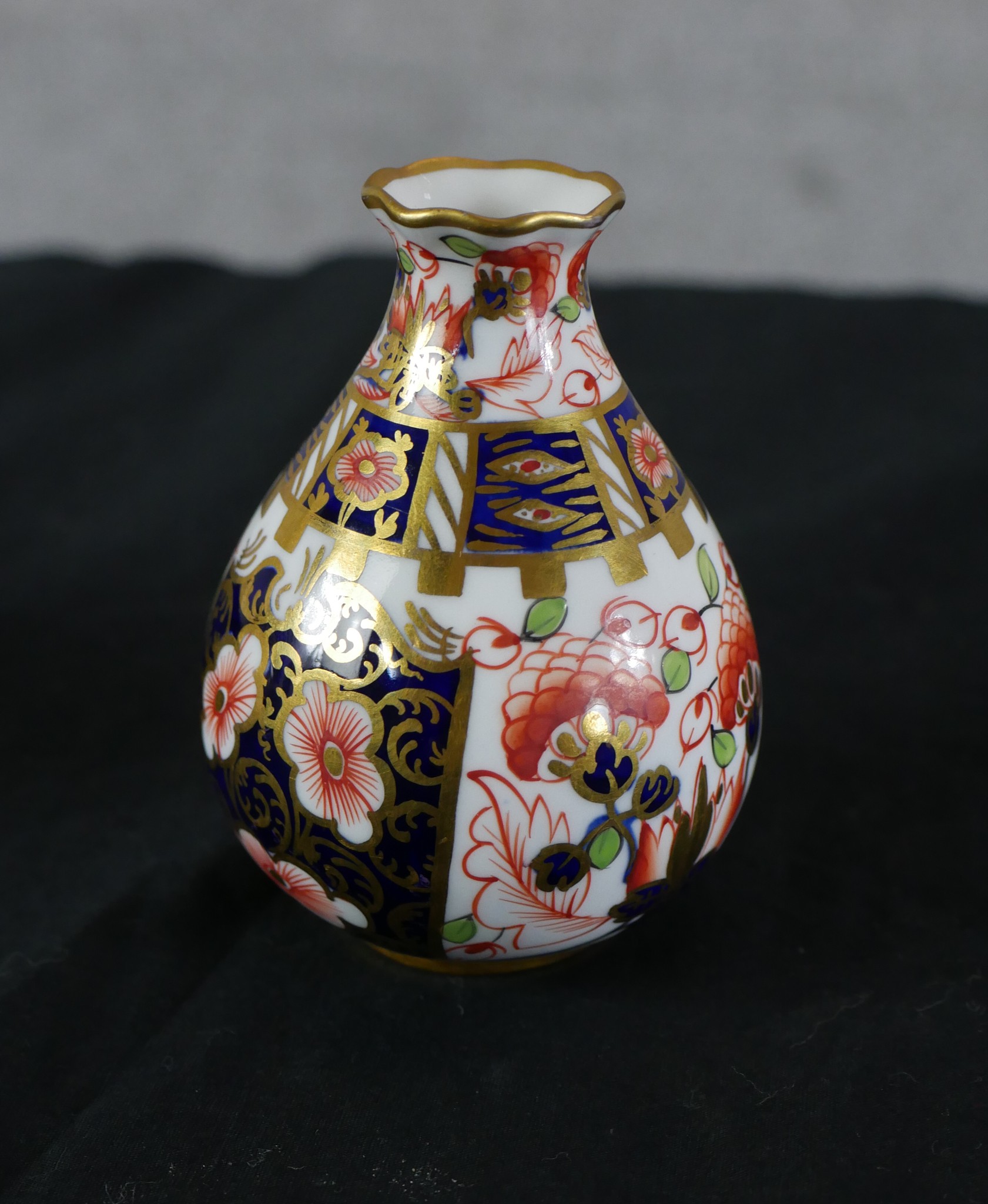 Four pieces of English porcelain comprising of a Royal Crown Derby Imari porcelain miniature vase, a - Image 5 of 11