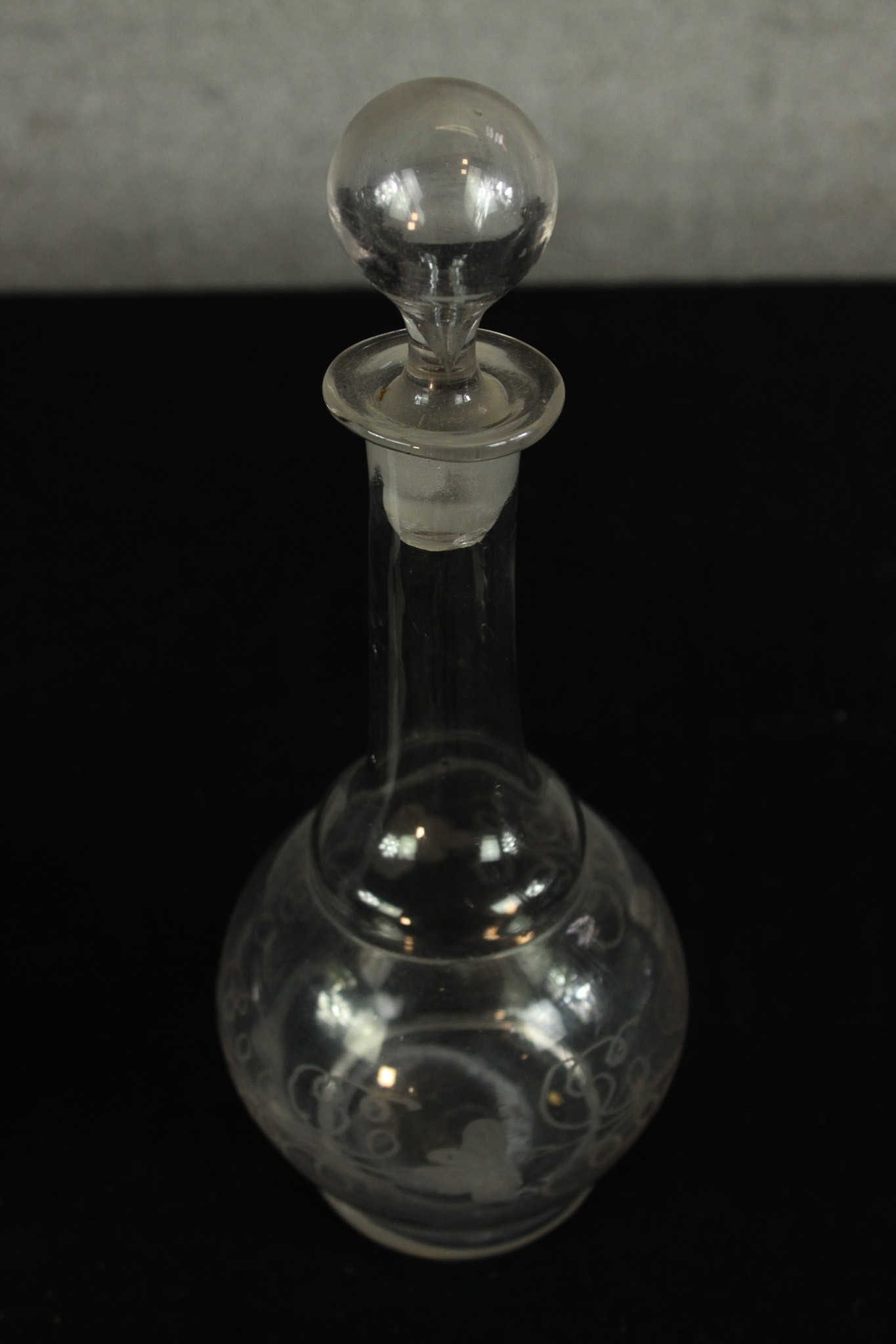 A pair of early 20th century glass decanters and stoppers each etched with grape and vine - Image 3 of 5