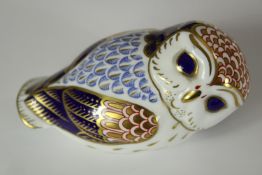 A Royal Crown Derby Imari porcelain owl paperweight with gold coloured button. H.7 W.14 D.8cm.