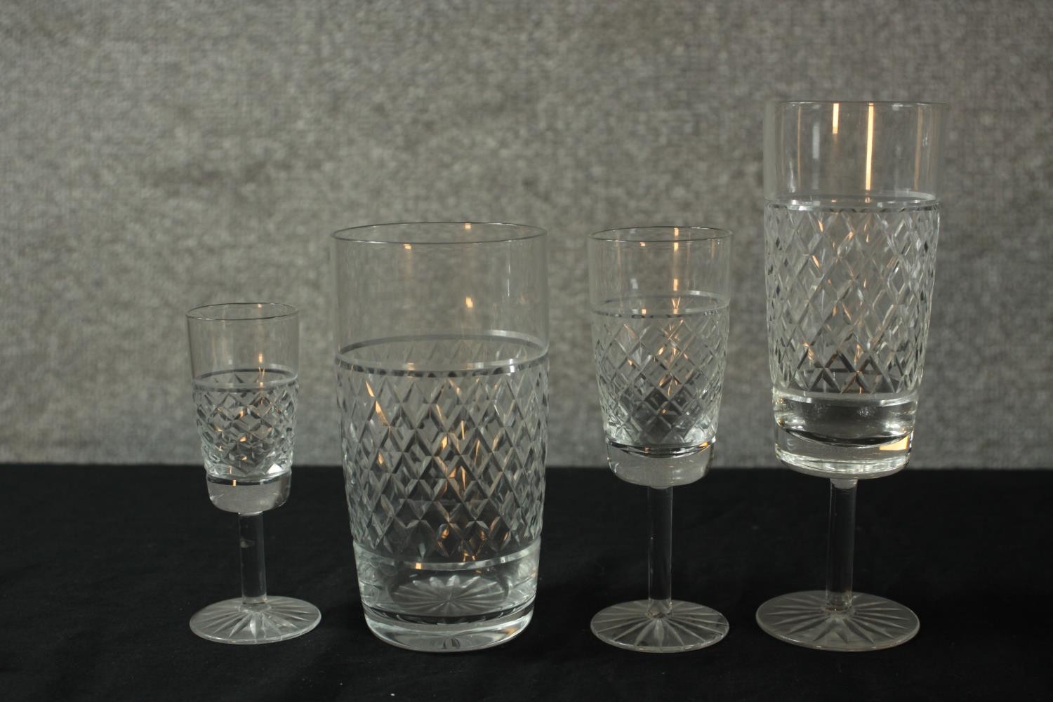 A suite of mid 20th century French clear drinking glasses. H.17 Dia.6cm. (largest) - Image 10 of 11