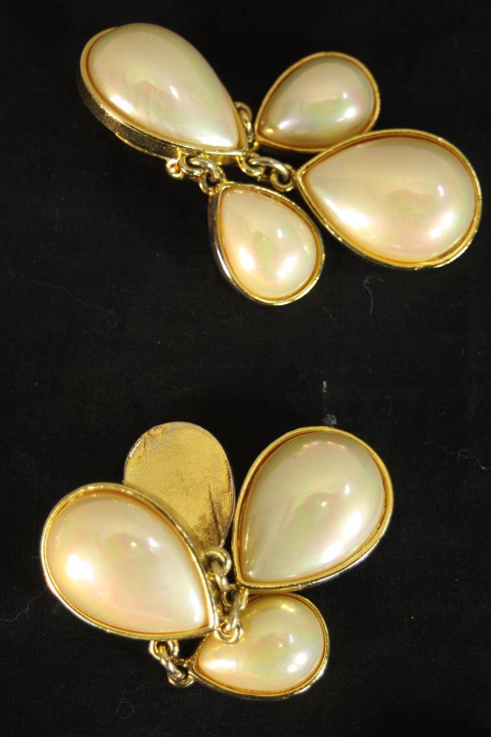 A collection of Swarovski and faux pearl costume jewellery, including a Sarah Booth crystal set oval - Image 6 of 11